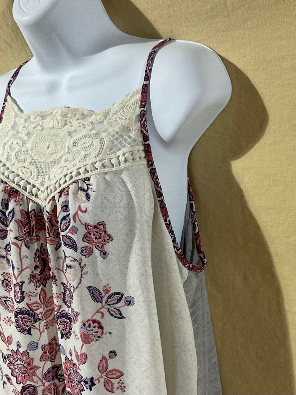 Jolt Size XL Cream Floral Lace-Trim Spaghetti Strap Camisole - Picture 4 of 6